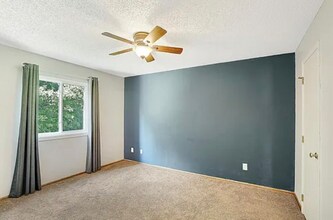 241 Wildhurst Rd in Waconia, MN - Foto de edificio - Building Photo