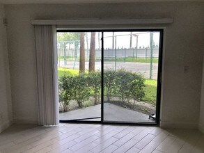 8290 Lake Dr-Unit -M145 in Doral, FL - Building Photo - Building Photo