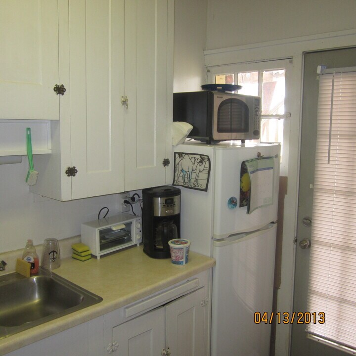 2015 Arthur Ave, Unit 8 in Lakewood, OH - Foto de edificio
