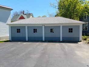 304 S Madison St, Unit 1B in Woodstock, IL - Foto de edificio - Building Photo