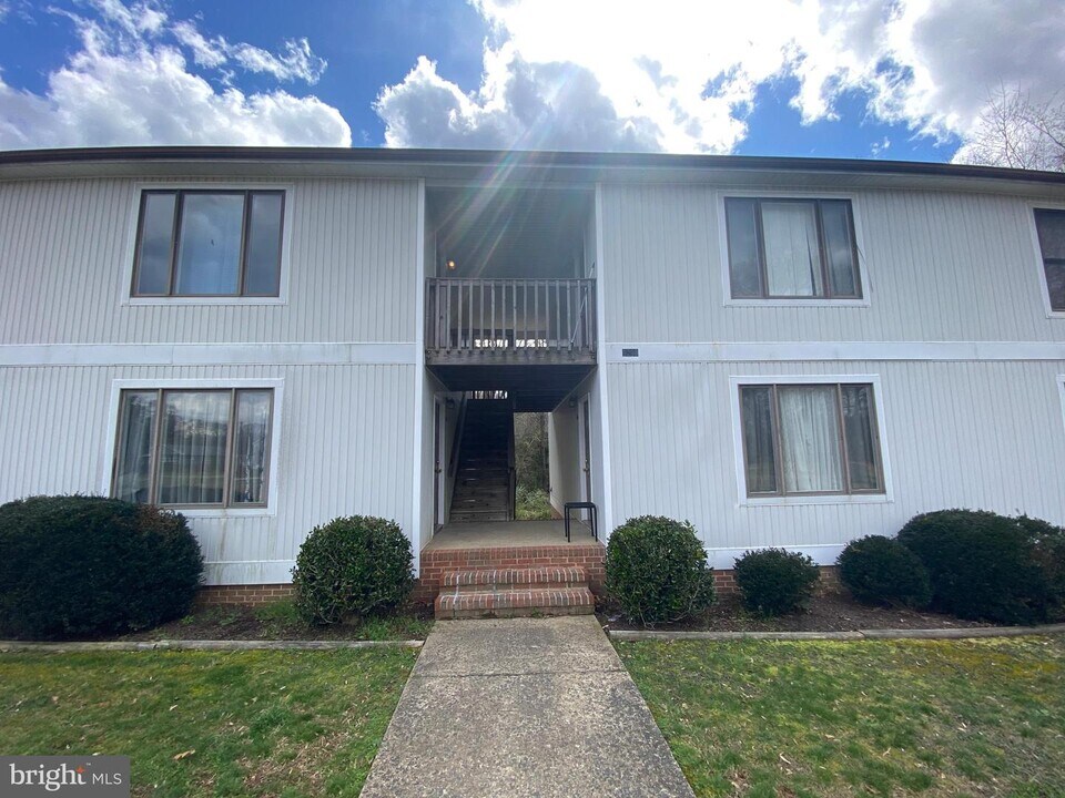 9298 Hayden Dr-Unit -11 in King George, VA - Building Photo