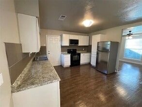 712 SW Sunnybrook Dr in Burleson, TX - Building Photo - Building Photo