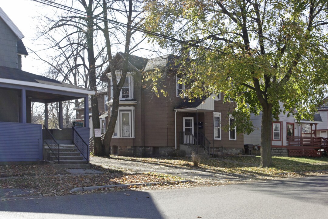 437 W Cedar St in Kalamazoo, MI - Foto de edificio