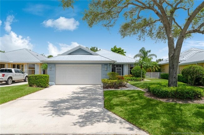 2102 SW Mayflower Dr in Palm City, FL - Foto de edificio - Building Photo
