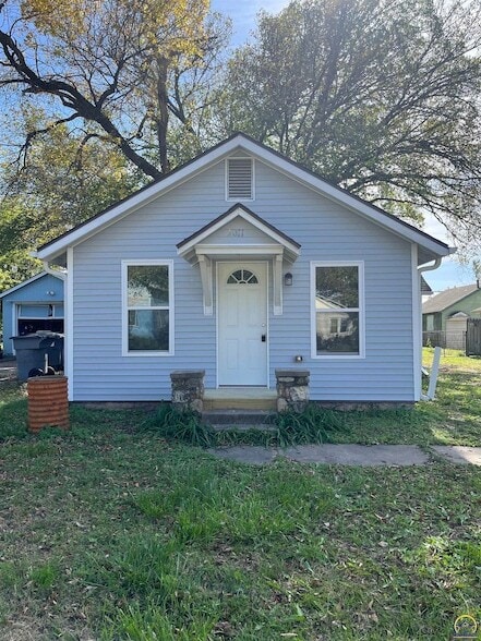 2011 W 7th Ave, Unit C-406 in Emporia, KS - Building Photo