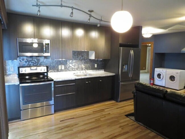 7 E Elm St-Unit -Unit 3 in Chippewa Falls, WI - Building Photo - Building Photo
