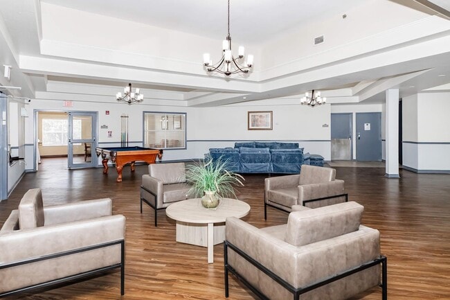 Valor Hill Apartments in San Antonio, TX - Foto de edificio - Building Photo