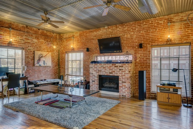 215 E Ferguson St in Tyler, TX - Building Photo - Interior Photo