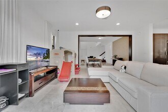 10574 NW 70th Ln in Doral, FL - Building Photo - Building Photo