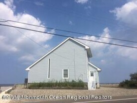 323 Bayshore Dr in Barnegat Township, NJ - Building Photo