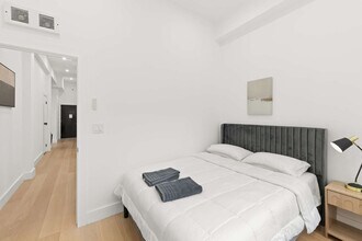 19 St Marks Pl in New York, NY - Building Photo - Building Photo