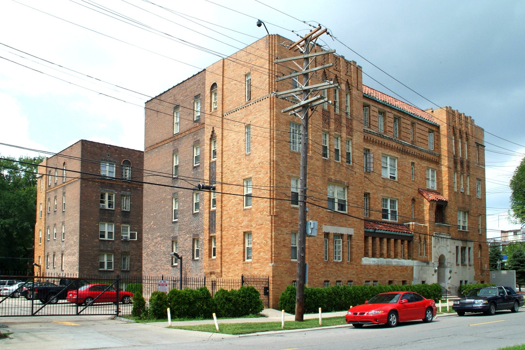 Windmill Pointe Manor in Detroit, MI - Building Photo