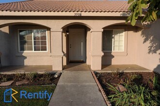 3908 White Sands Dr in Bakersfield, CA - Foto de edificio - Building Photo