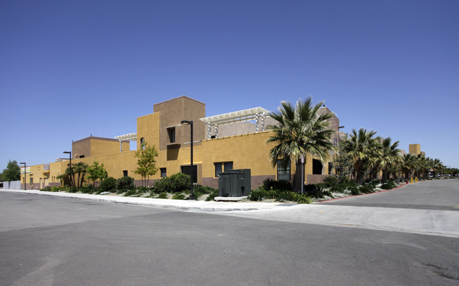 WHISPERING PALMS SENIOR APARTMENTS in Palmdale, CA - Foto de edificio - Building Photo