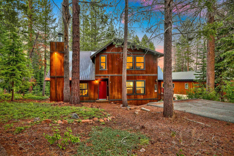 11591 Zermatt Dr in Truckee, CA - Building Photo