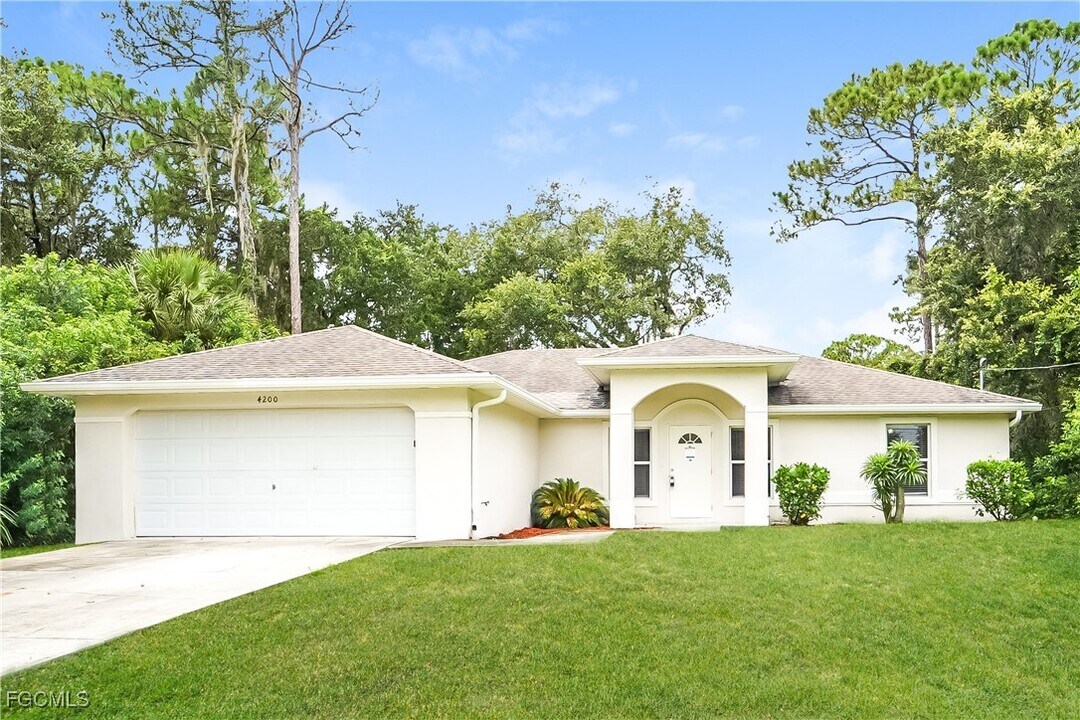 4200 Polynesia Rd in North Port, FL - Building Photo