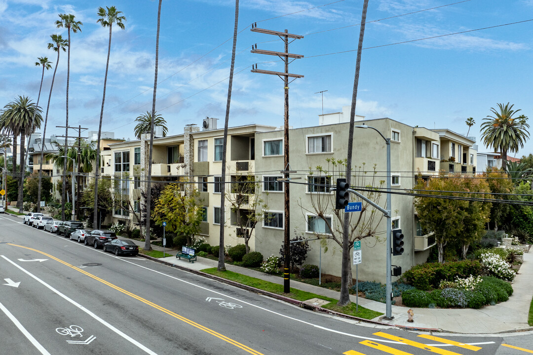 Villa Montana Condominium Association in Los Angeles, CA - Building Photo