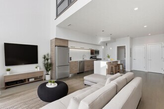 2012 W Grand Ave in Chicago, IL - Building Photo - Building Photo