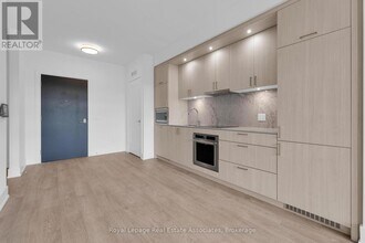 259 The Kingsway in Toronto, ON - Building Photo - Building Photo