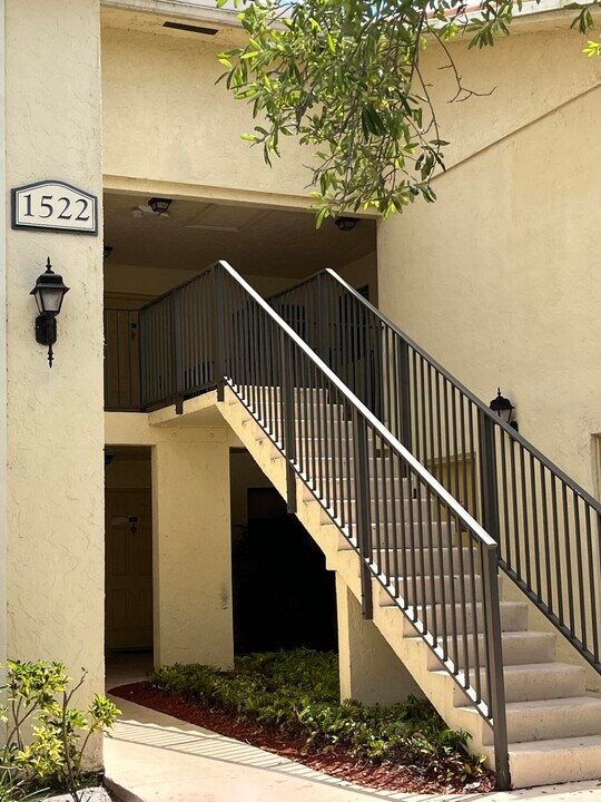 1522 Lake Crystal Dr in Royal Palm Beach, FL - Foto de edificio