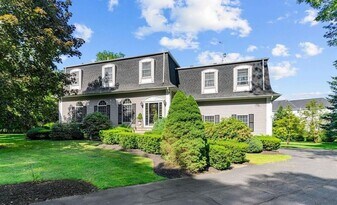80 Howland Rd in East Greenwich, RI - Building Photo