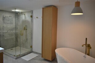 1865 S Ocean Dr in Hallandale Beach, FL - Building Photo