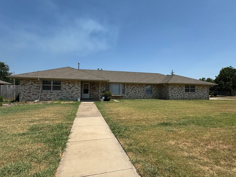 1701 NW 34th St in Lawton, OK - Building Photo