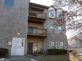 2855 Coral Ct, Unit 302 in Coralville, IA - Building Photo