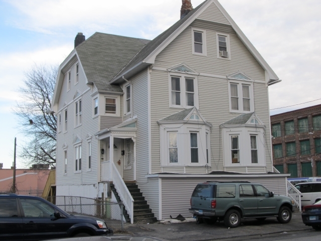 380 Myrtle Ave in Bridgeport, CT - Building Photo