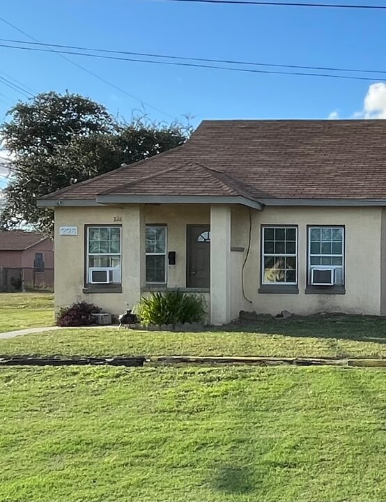 226 S Lamont St, Unit R in Aransas Pass, TX - Building Photo