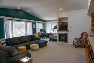 4060 Victoria St N in Shoreview, MN - Foto de edificio - Building Photo