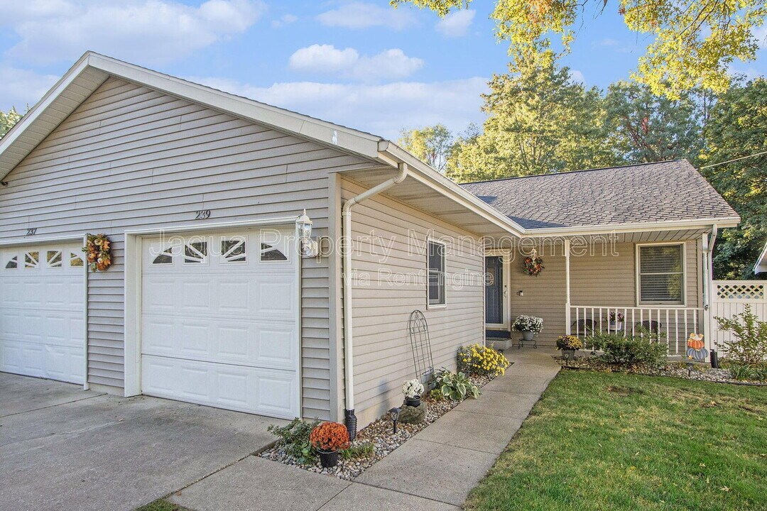 239 Lovell St in Schoolcraft, MI - Building Photo