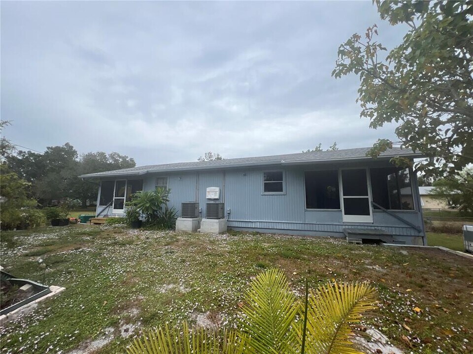 2422 Dixie Ave in Punta Gorda, FL - Building Photo