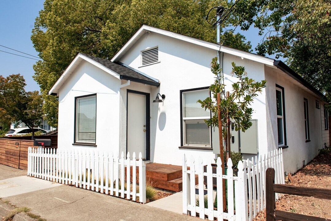 133 Powell Ave in Healdsburg, CA - Building Photo