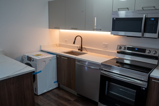 5653 N Ashland Ave, Unit 303 in Chicago, IL - Building Photo - Building Photo