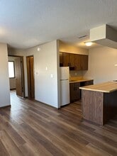 980 Eisenhower Rd in Hiawatha, IA - Building Photo - Building Photo