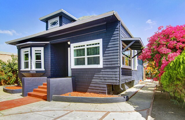 1341 W 25th St in Los Angeles, CA - Building Photo
