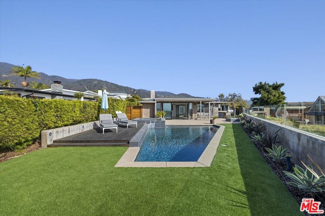 18131 Kingsport Dr in Malibu, CA - Building Photo