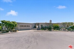 18244 Coastline Dr in Malibu, CA - Building Photo