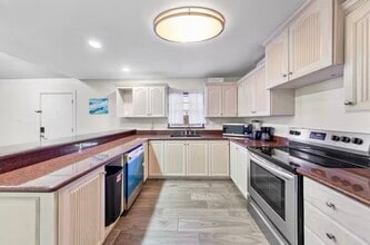 102 W Corral St in South Padre Island, TX - Building Photo - Building Photo