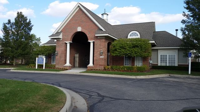 15311 Cornell Dr in Clinton Township, MI - Foto de edificio