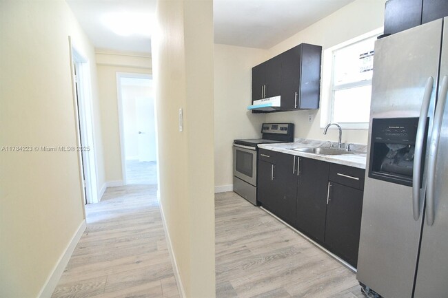 2000 NW 29th St in Miami, FL - Building Photo - Building Photo