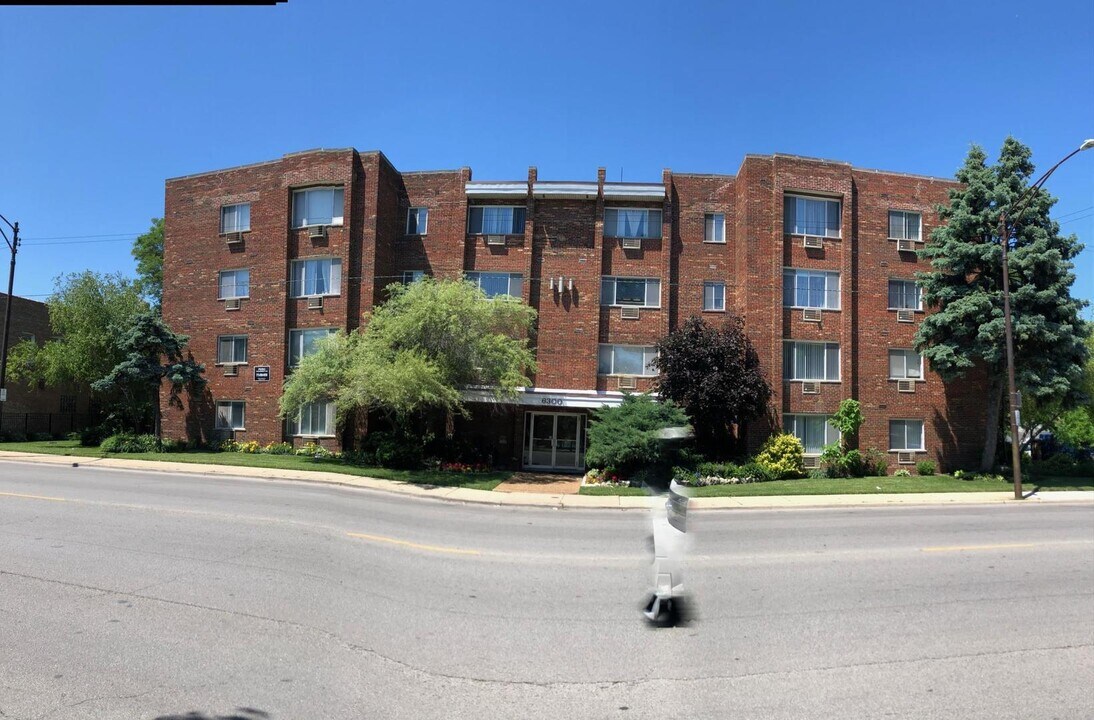 6300 W Irving Park Rd in Chicago, IL - Building Photo