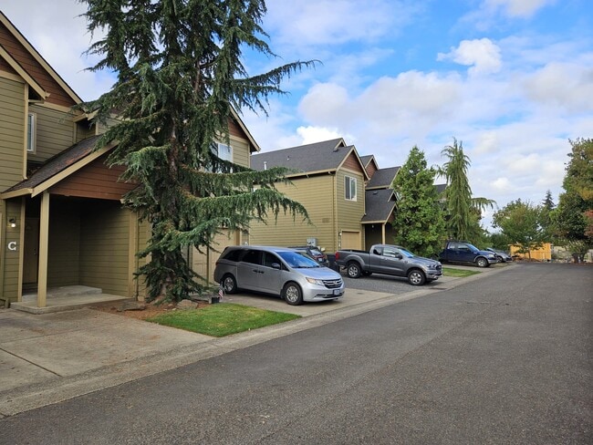 528 Fenton Ave in Molalla, OR - Foto de edificio - Building Photo