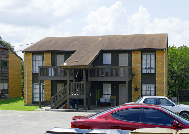 611 Bracewood Cir in San Marcos, TX - Foto de edificio - Building Photo