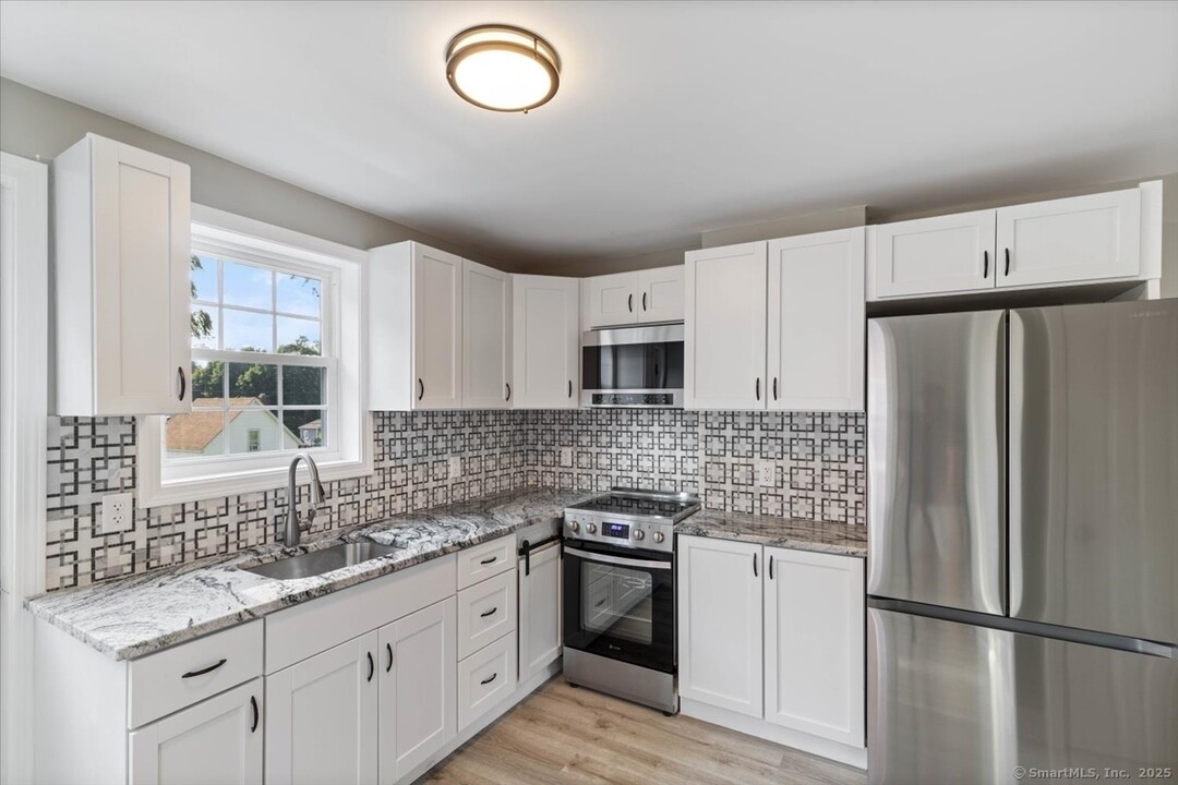 29 Olive St in Waterford, CT - Building Photo