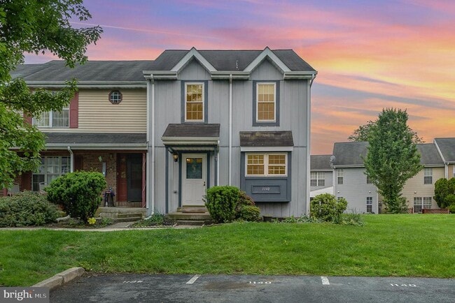 property at 1140 Hedgerow Ln