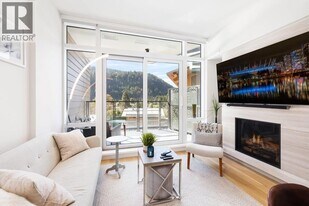 6687 Nelson Ave in West Vancouver, BC - Building Photo
