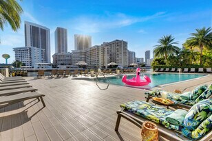 2602 E Hallandale Beach Blvd in Hallandale Beach, FL - Building Photo