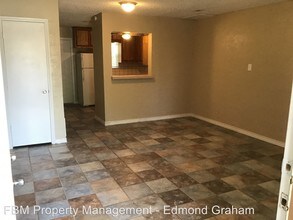 2533 W Sycamore Ave in Corsicana, TX - Foto de edificio - Building Photo